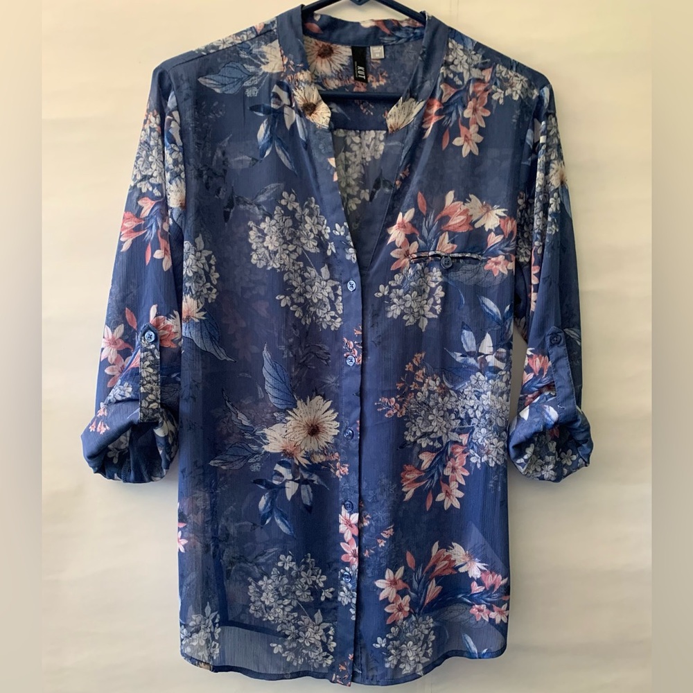 NWOT Kut from the Kloth Blue Floral Sheer Button-Down V neck Blouse M